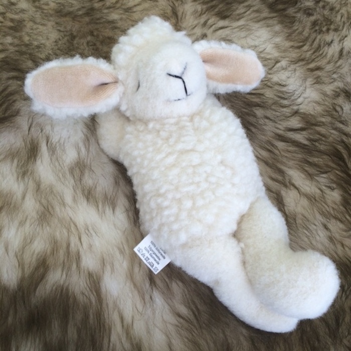 Ruskovilla nukkuva lammas pehmolelu villaa